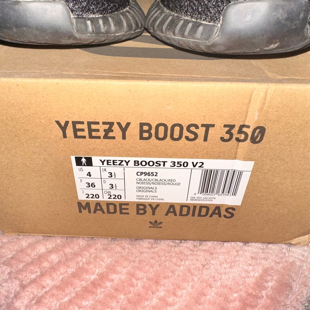 Yeezy 350 Boost v2 ‘Bred’ - Picture 3 of 5